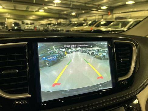 Used 2022 Chrysler Pacifica Touring-L image 17