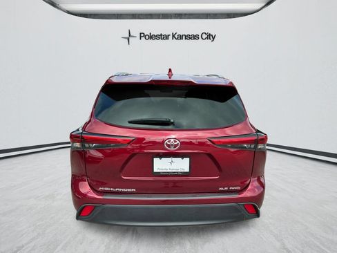 Used 2022 Toyota Highlander XLE AWD/4WD image 6