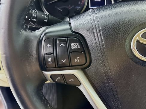 Used 2018 Toyota Highlander Plus FWD image 11