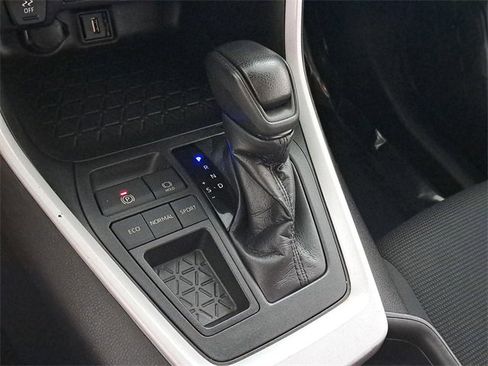 Used 2021 Toyota RAV4 LE image 30