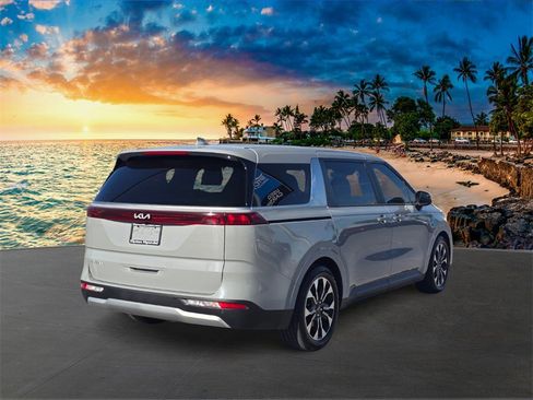 Used 2023 Kia Carnival EX image 5