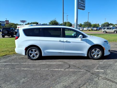 Used 2018 Chrysler Pacifica Touring-L image 18