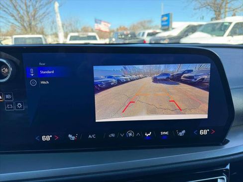 Used 2025 Chevrolet Traverse LT image 27