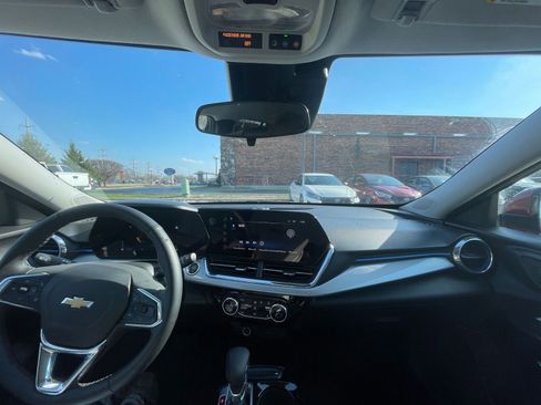 Used 2025 Chevrolet Trax LT w/ LT Convenience Package image 32