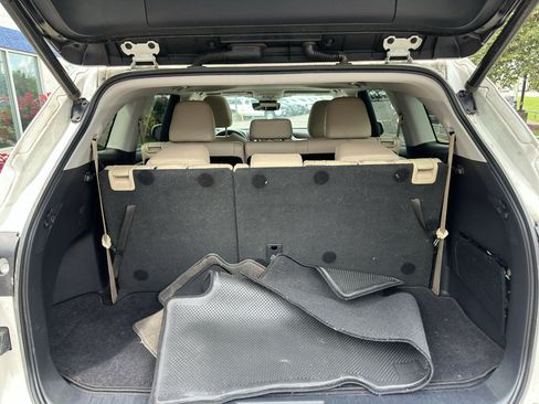 Used 2020 Toyota Highlander XLE FWD image 16