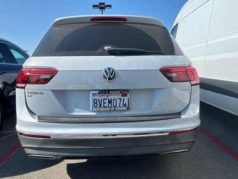 Used 2018 Volkswagen Tiguan SE w/ Panoramic Sunroof Package FWD image 4