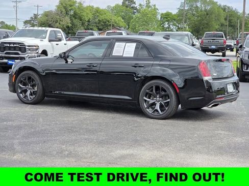 Used 2022 Chrysler 300 Touring w/ Sport Appearance Package RWD image 5