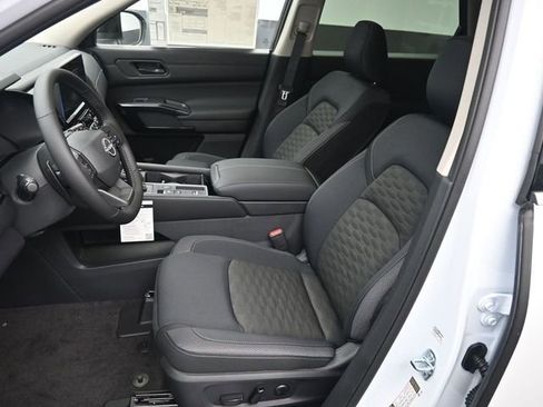 New 2026 Nissan Pathfinder SV w/ SV Premium Package FWD image 17