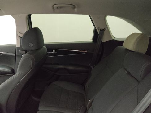 Used 2018 Kia Sorento LX image 18