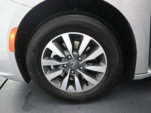 Used 2024 Chrysler Pacifica Limited FWD image 41