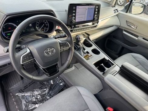 Used 2021 Toyota Sienna Limited image 18