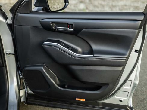 Certified 2025 Toyota Highlander XLE image 15