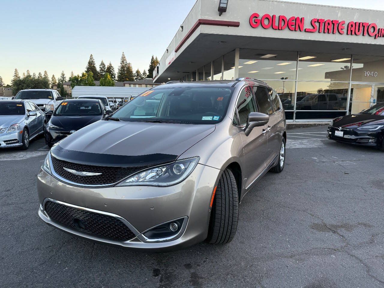 Used 2017 Chrysler Pacifica Touring-L Plus w/ Advanced Safetytec Group FWD image 3