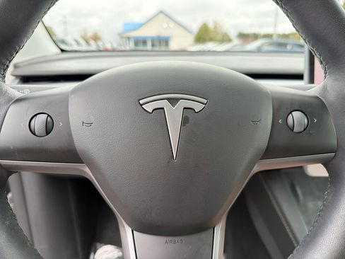 Used 2022 Tesla Model Y Long Range image 14