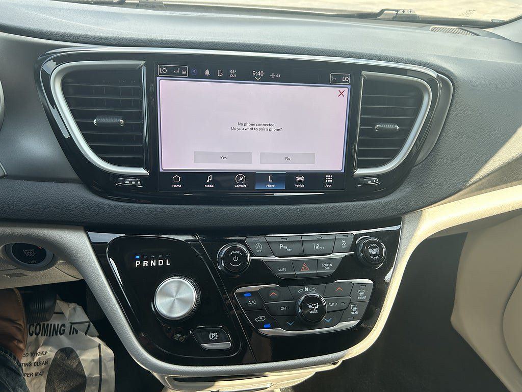 Used 2024 Chrysler Pacifica Touring-L FWD image 12