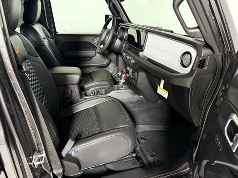 New 2025 Jeep Gladiator Sport AWD/4WD image 17