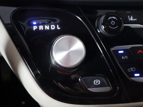 Used 2023 Chrysler Pacifica Touring-L FWD image 45