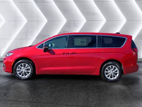 New 2026 Chrysler Pacifica Select image 3