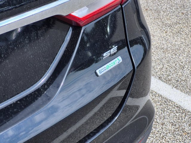 Used 2018 Ford Fusion SE w/ Equipment Group 201A FWD image 10