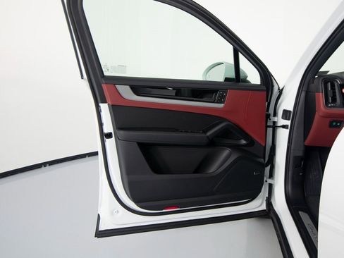 New 2026 Porsche Cayenne image 19