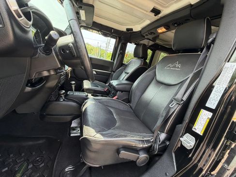 Used 2017 Jeep Wrangler Unlimited Sahara w/ Connectivity Group AWD/4WD image 13
