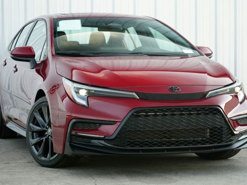 Used 2023 Toyota Corolla SE image 2