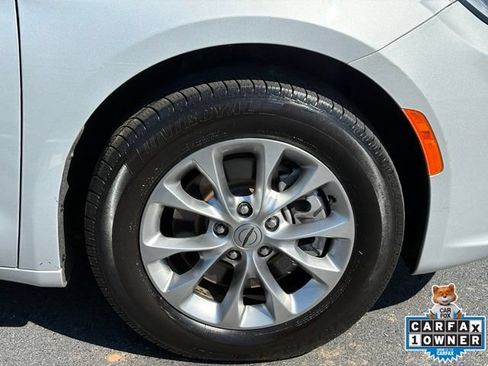 Used 2023 Chrysler Pacifica Touring-L AWD/4WD image 30