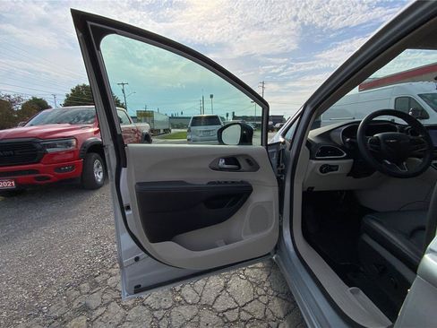 Used 2024 Chrysler Pacifica Touring-L FWD image 20
