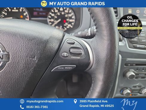 Used 2020 Nissan Pathfinder SL image 16