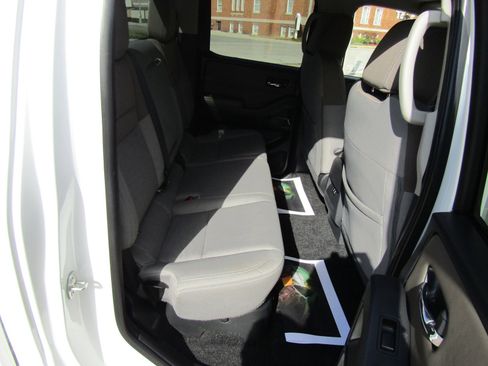 Used 2022 Nissan Frontier SV w/ Technology Package image 16