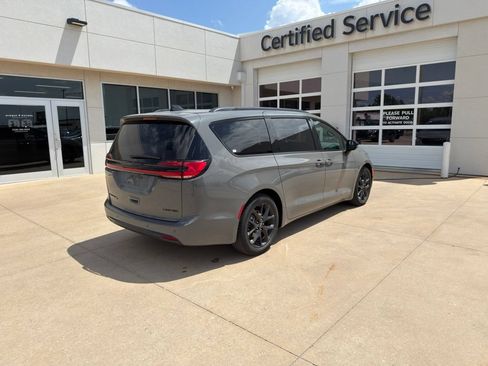 Used 2025 Chrysler Pacifica Limited FWD image 4