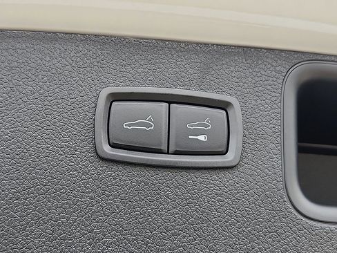 Certified 2025 Porsche Macan Turbo image 31