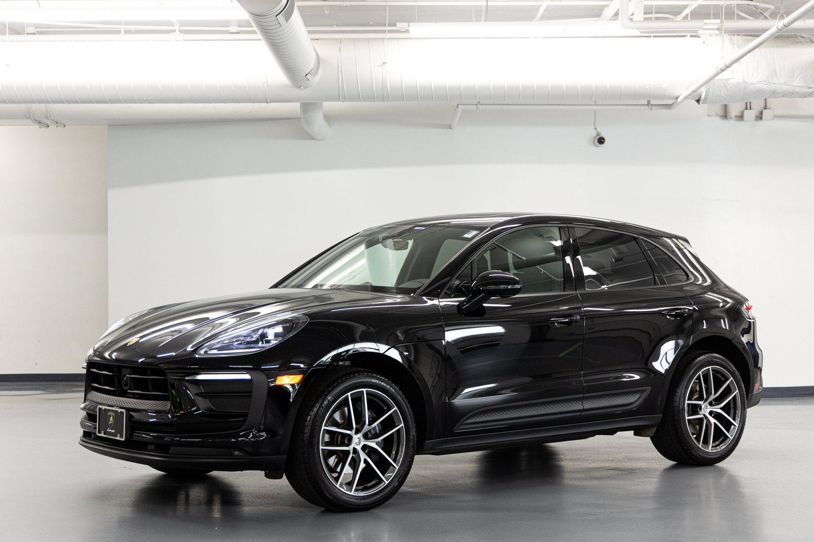 Used 2025 Porsche Macan AWD/4WD image 1