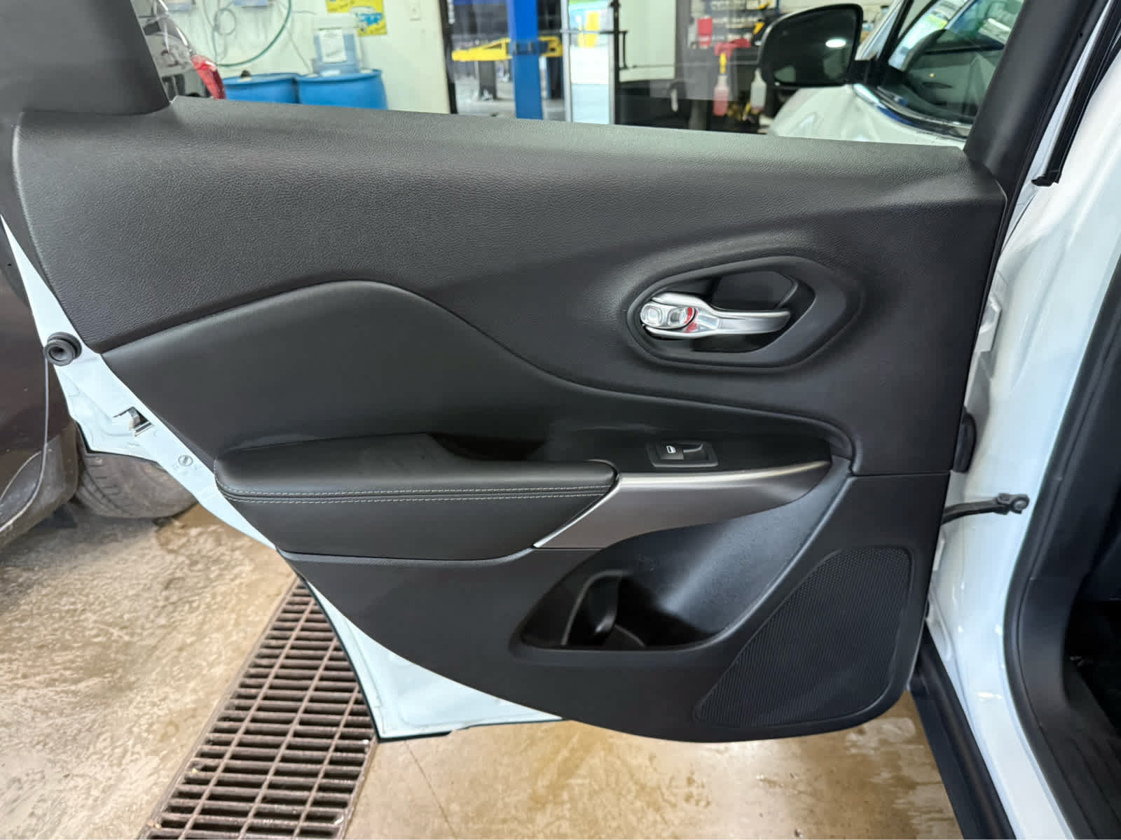Used 2021 Jeep Cherokee Limited AWD/4WD image 23