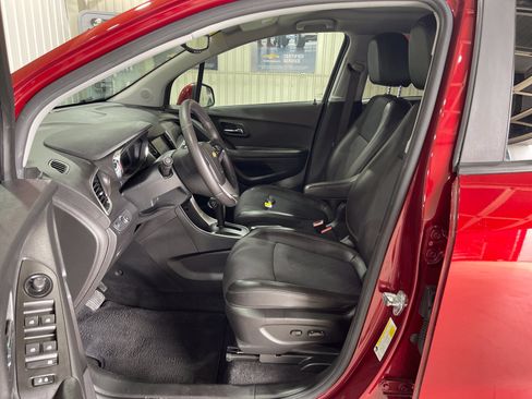 Used 2021 Chevrolet Trax LT w/ Driver Confidence Package AWD/4WD image 2
