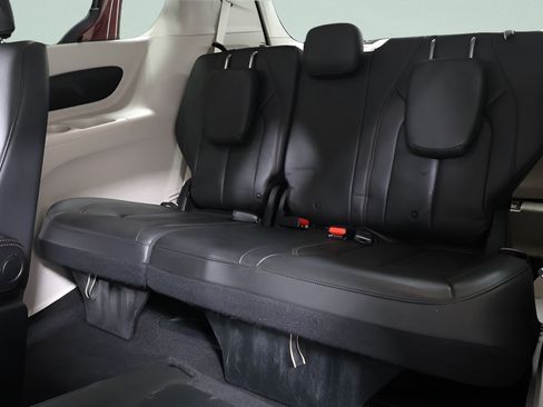 Used 2017 Chrysler Pacifica Touring-L FWD image 27