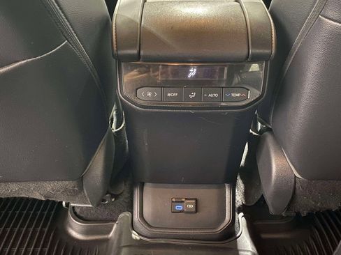 Used 2022 Toyota Highlander XLE AWD/4WD image 12