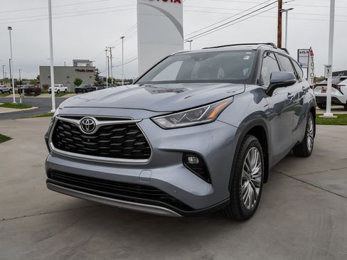 Used 2023 Toyota Highlander Platinum image 4