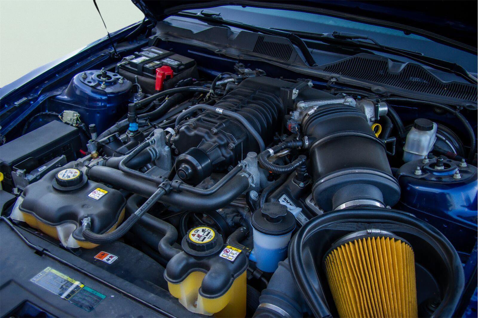 Used 2010 Ford Mustang Shelby GT500 RWD image 2