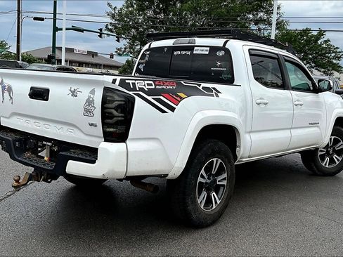 Used 2018 Toyota Tacoma TRD Sport AWD/4WD image 6