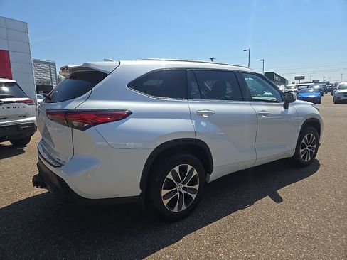 Used 2023 Toyota Highlander XLE image 7
