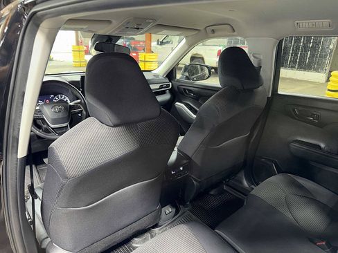 Used 2023 Toyota Highlander LE AWD/4WD image 28