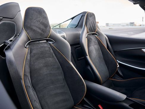 Used 2025 McLaren Artura Spider RWD image 36