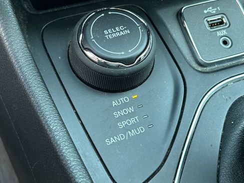 Used 2019 Jeep Cherokee Latitude w/ Popular Appearance Group AWD/4WD image 15