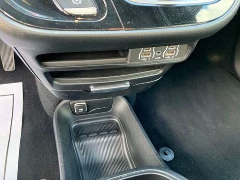 Used 2025 Chrysler Pacifica Select FWD image 18