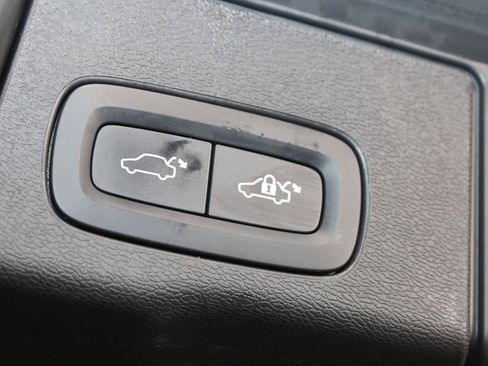 Used 2023 Volvo XC60 B5 Plus image 49