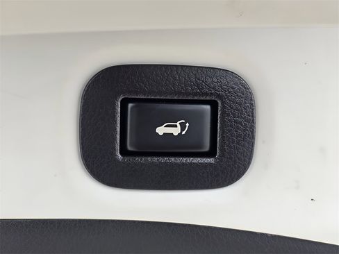 Used 2018 Nissan Rogue SV w/ Premium Package image 14