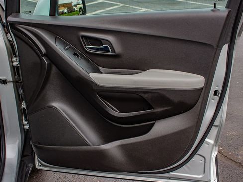 Used 2017 Chevrolet Trax LT w/ LT Convenience Package image 21