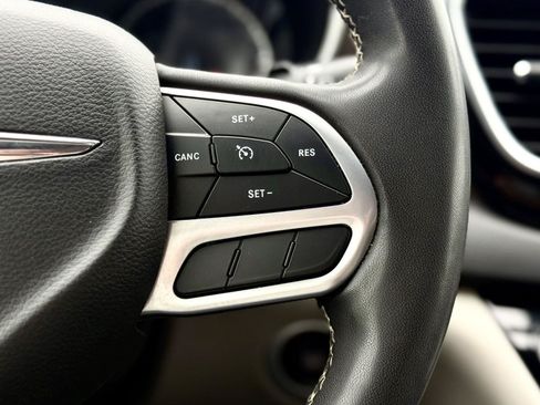 Used 2022 Chrysler Voyager LX FWD image 14