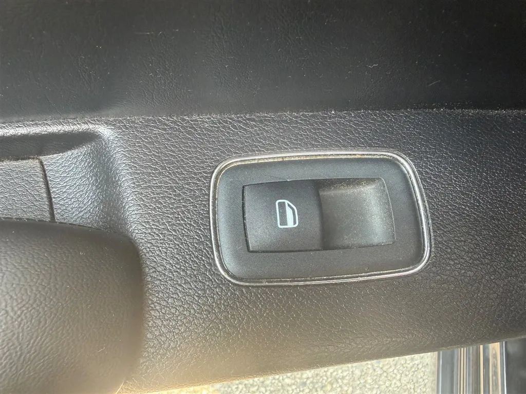 Used 2019 Chrysler 300 S RWD image 33